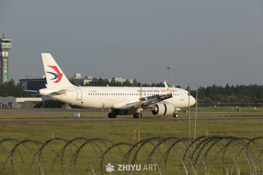 中国东方航空客机在机场跑道上