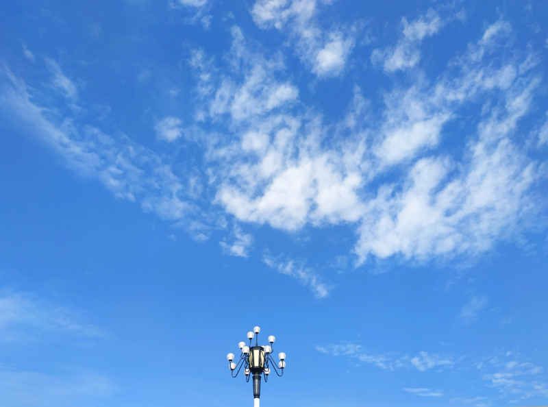 蓝天白云和路灯