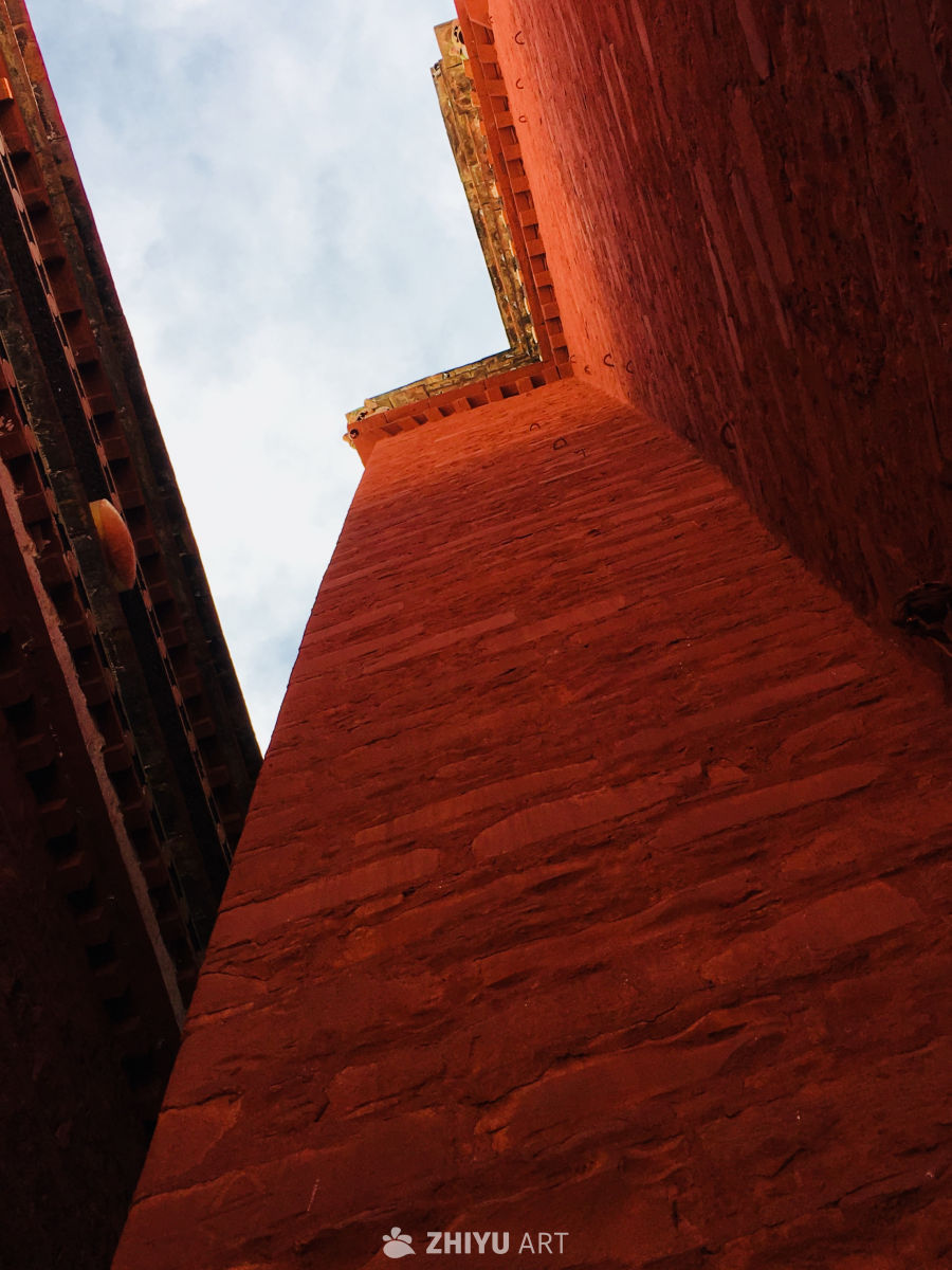 红砖建筑仰拍视角