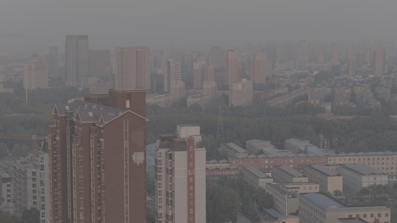 雾中城市全景