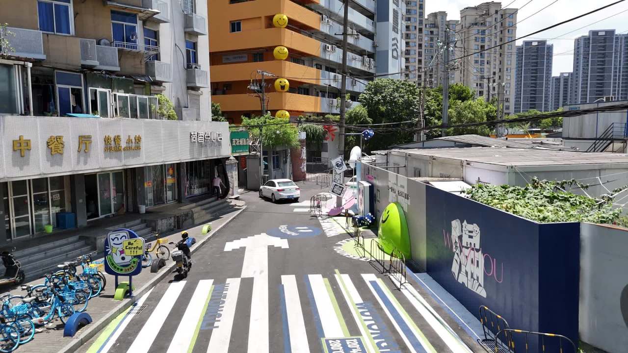 城市街头的笑脸之旅