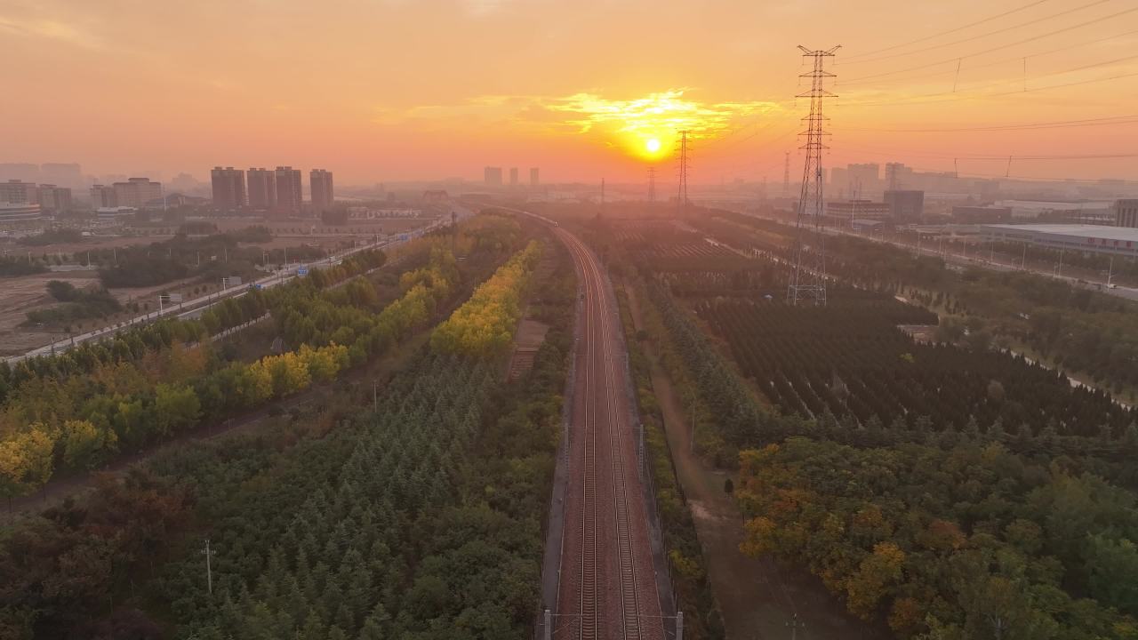 晨曦中的铁路与森林