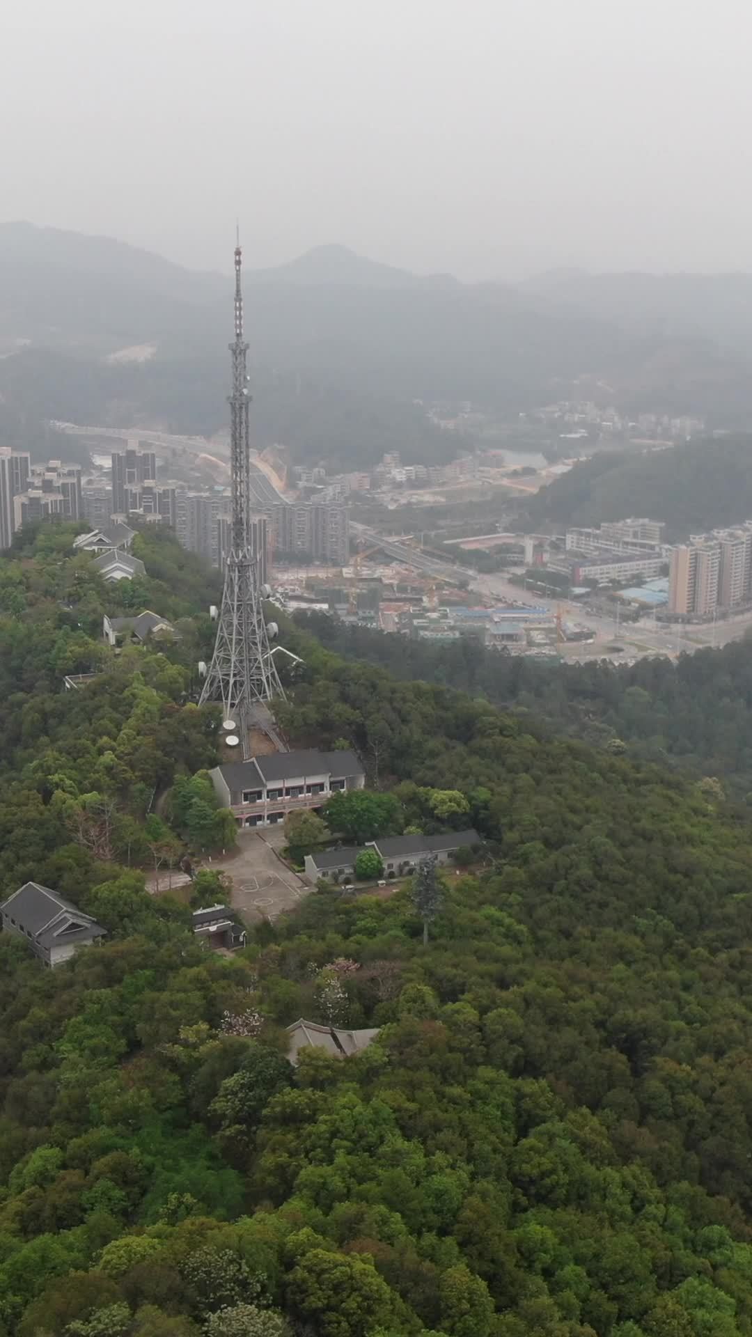 山巅通信塔俯瞰