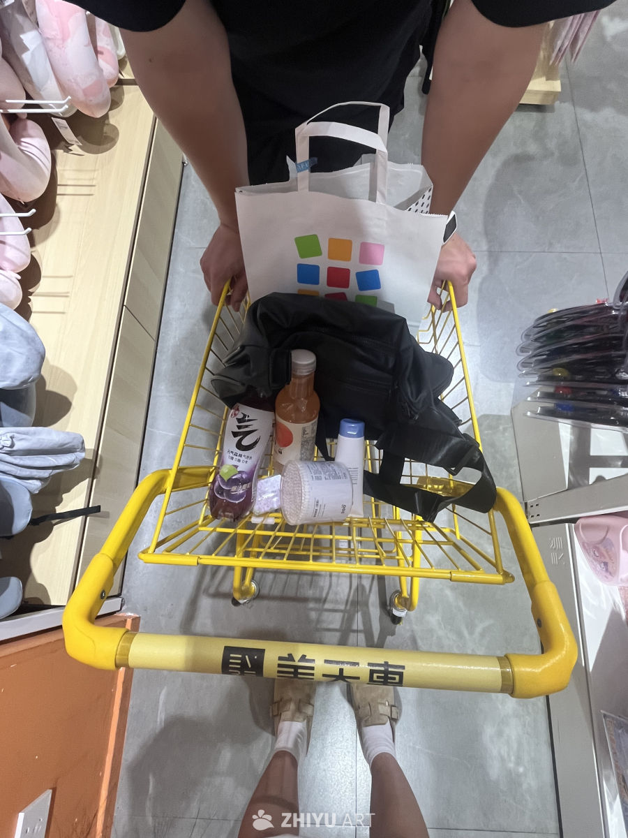 超市购物日常：手推车里的小确幸
