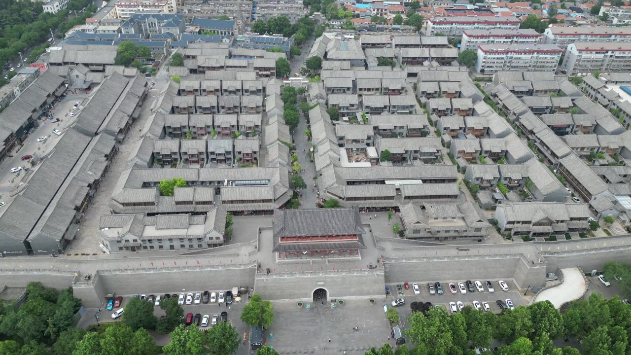 航拍山东潍坊青州古城阜财门城楼  