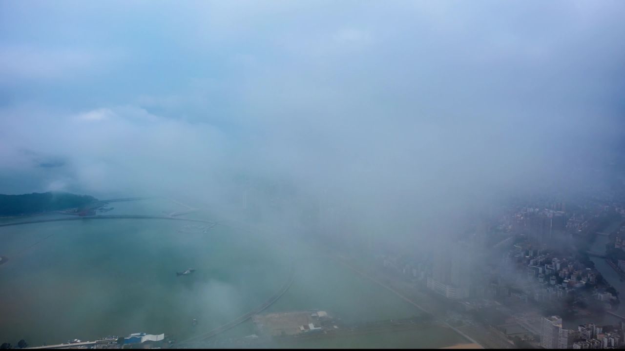 珠海海边地标建筑及云海