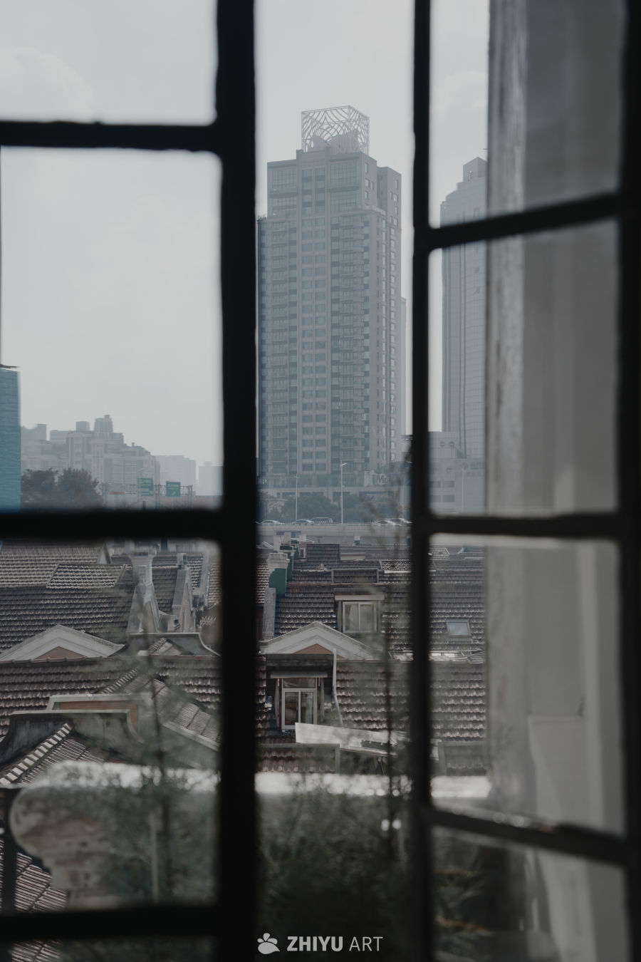 窗景：新旧交织的城市画卷