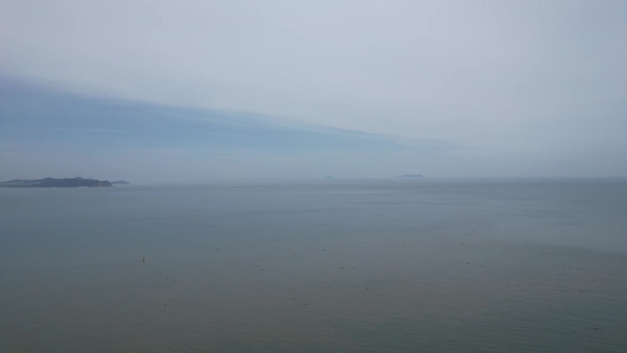 一望无际蓝色大海海洋风景航拍