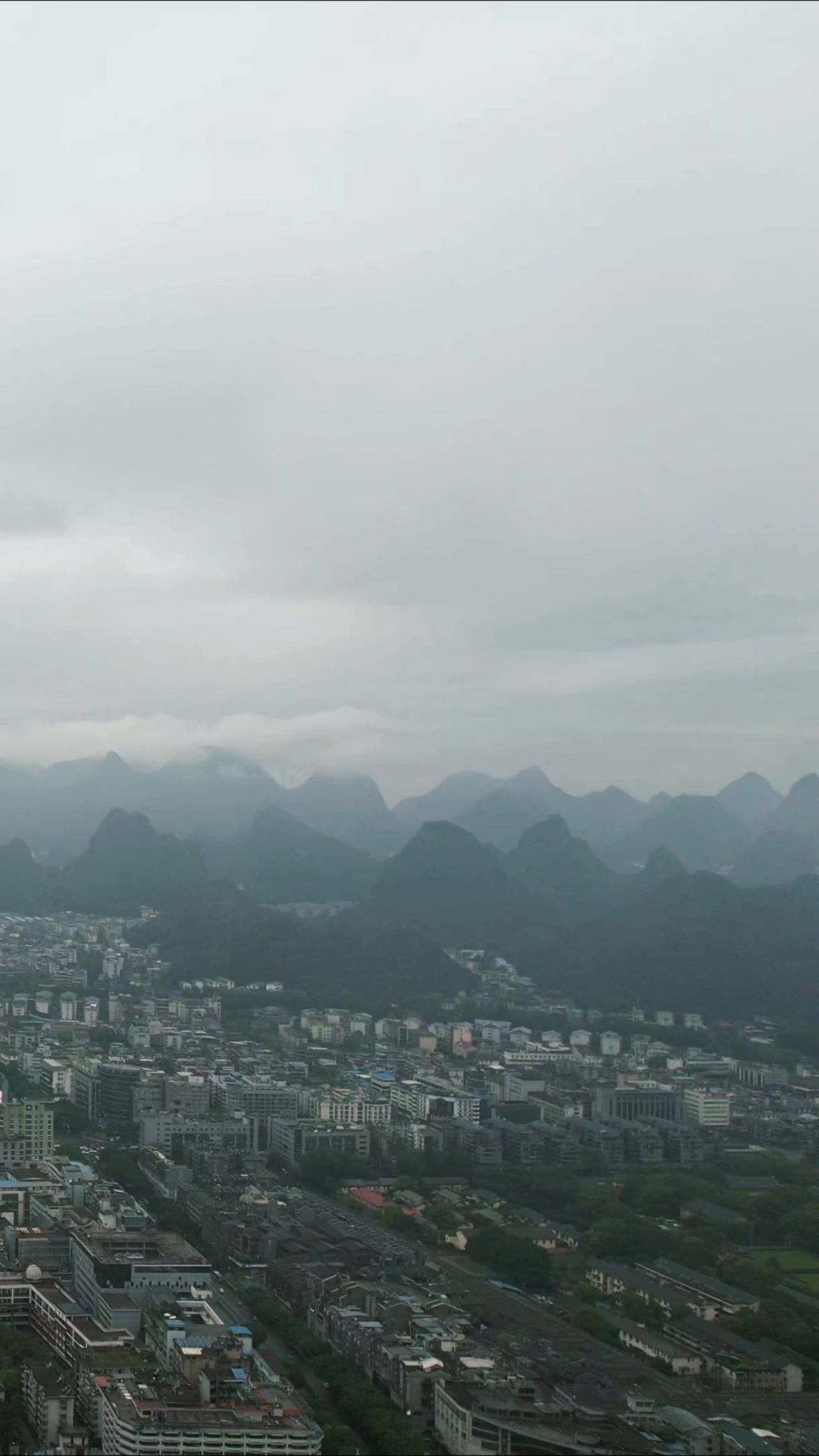 城市清晨迷雾平流层竖屏航拍 