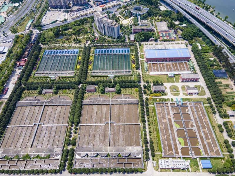 俯拍城市工业污水处理厂