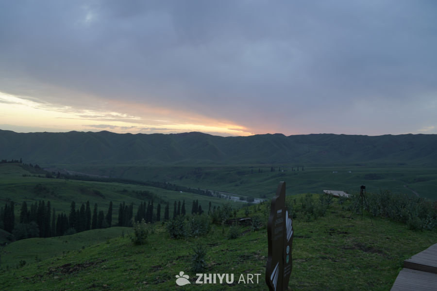 夕阳下的山丘