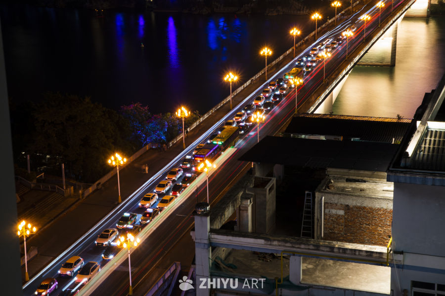 夜幕下的桥梁车流