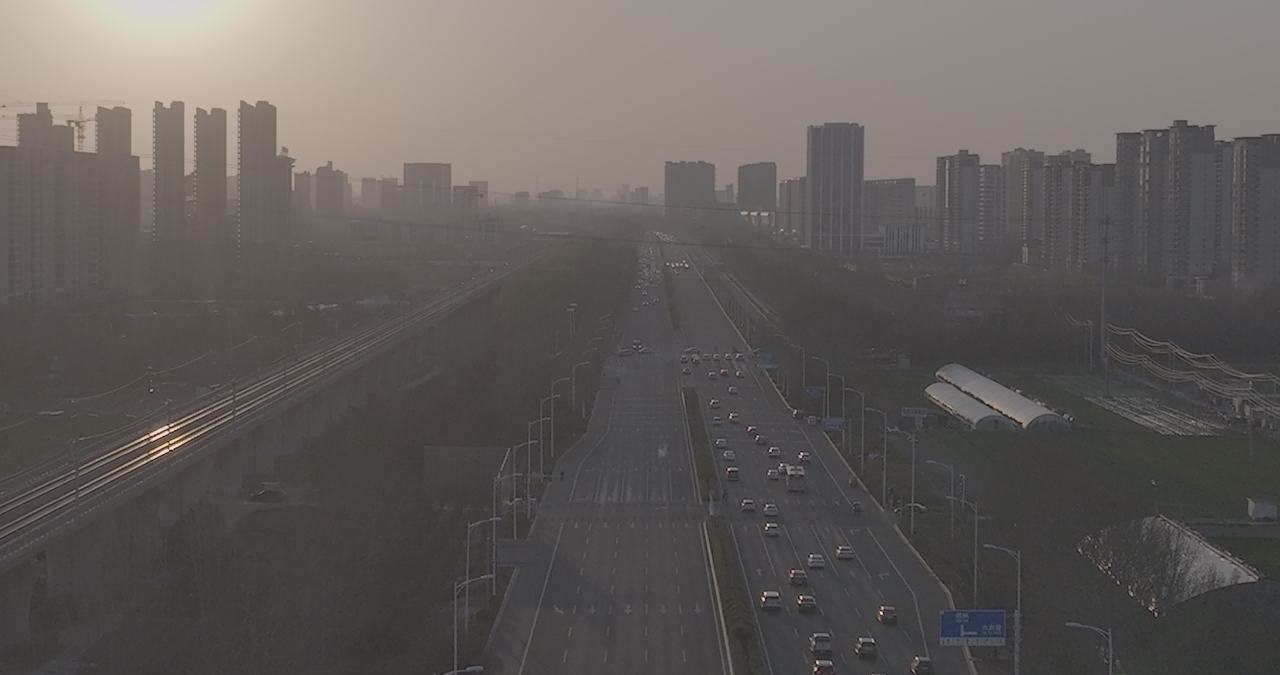 城市黄昏的繁忙公路