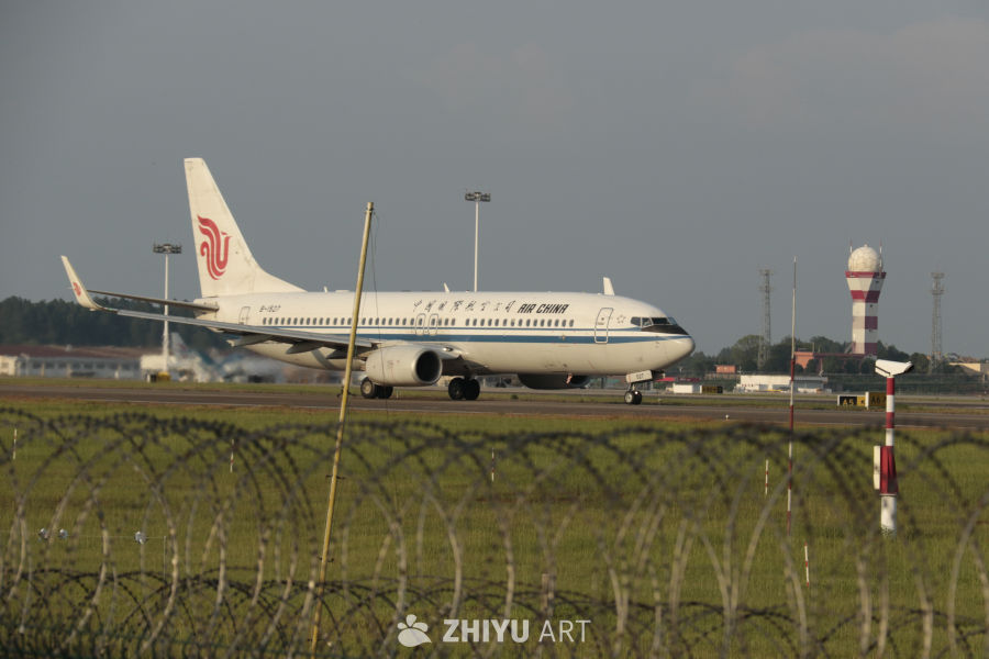 中国国际航空飞机在机场跑道上