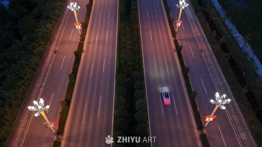 夜晚的高速公路