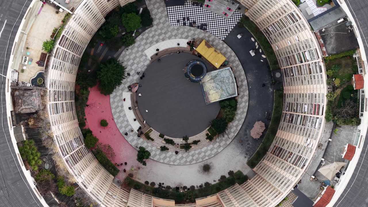 圆形建筑与广场的和谐之美
