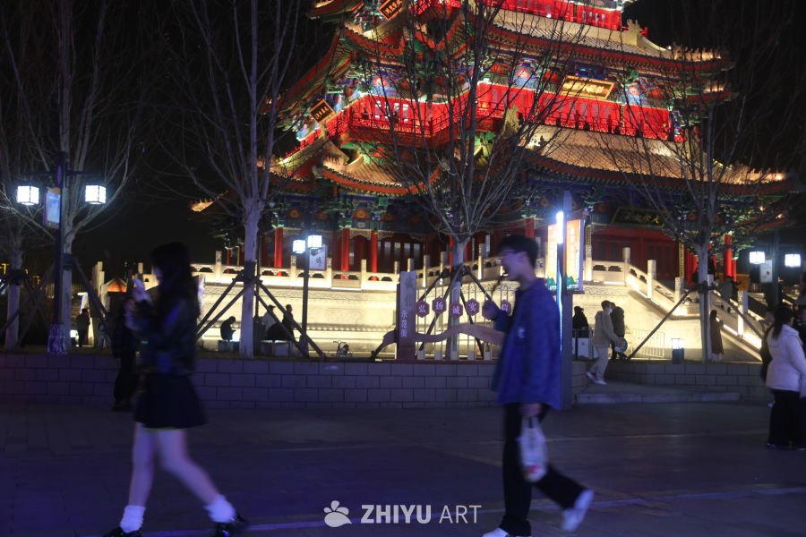 夜晚的古建筑与行人