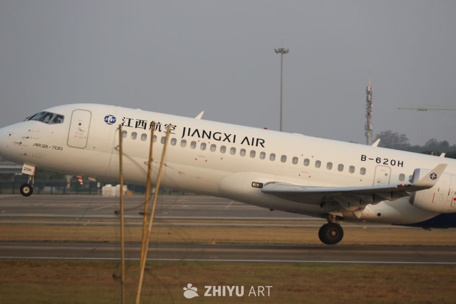 江西航空ARJ21-700飞机起飞