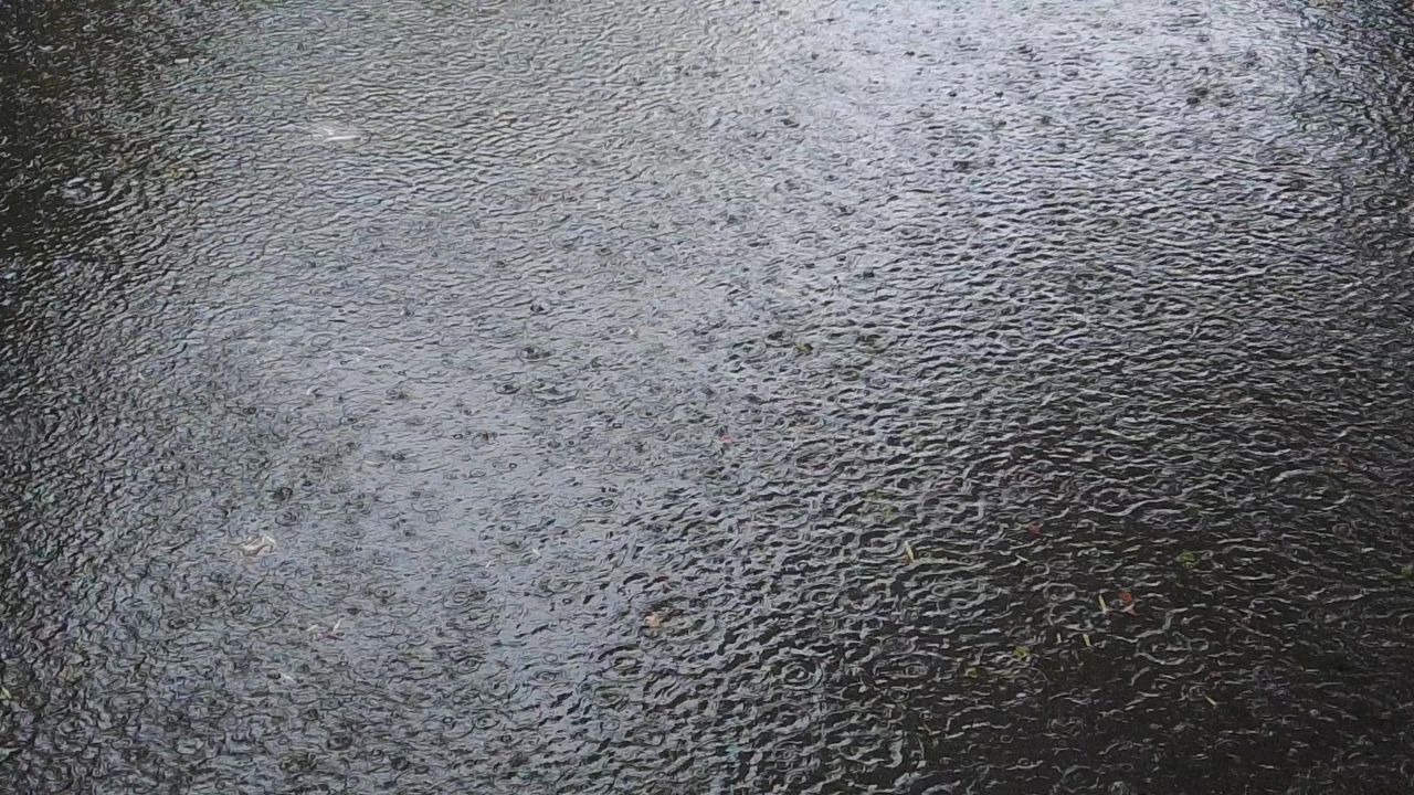 下雨素材雨水雨滴实拍 