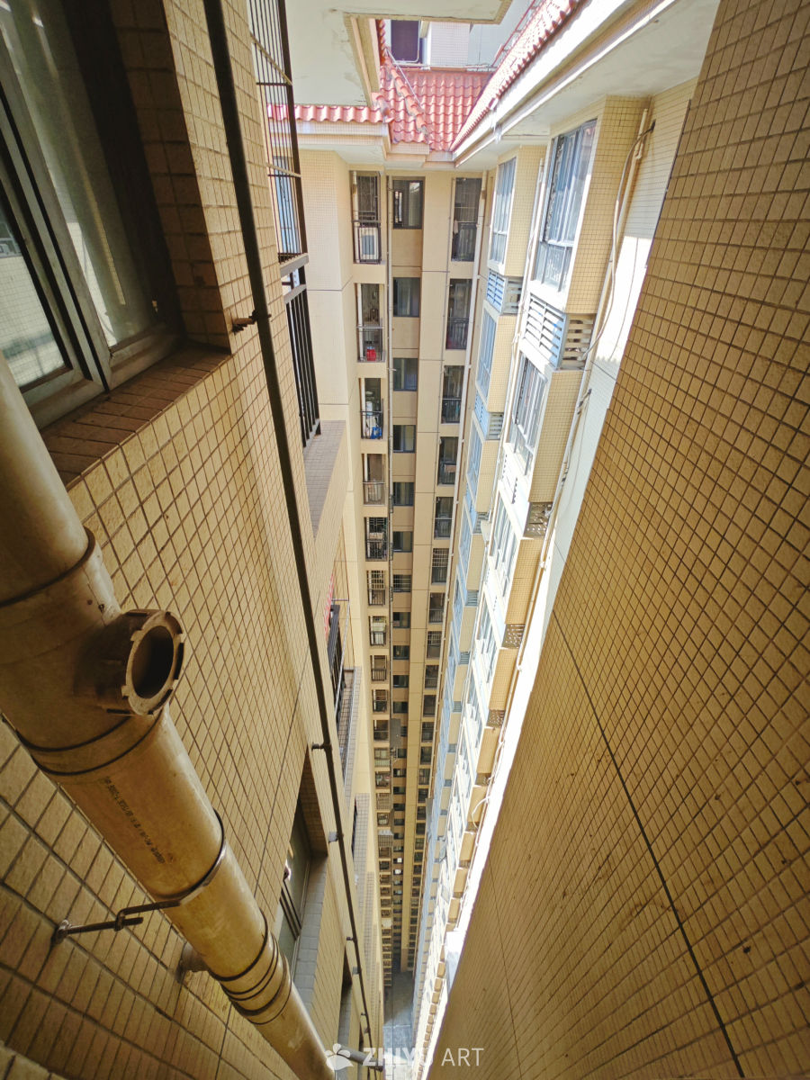 高楼间狭缝阳光