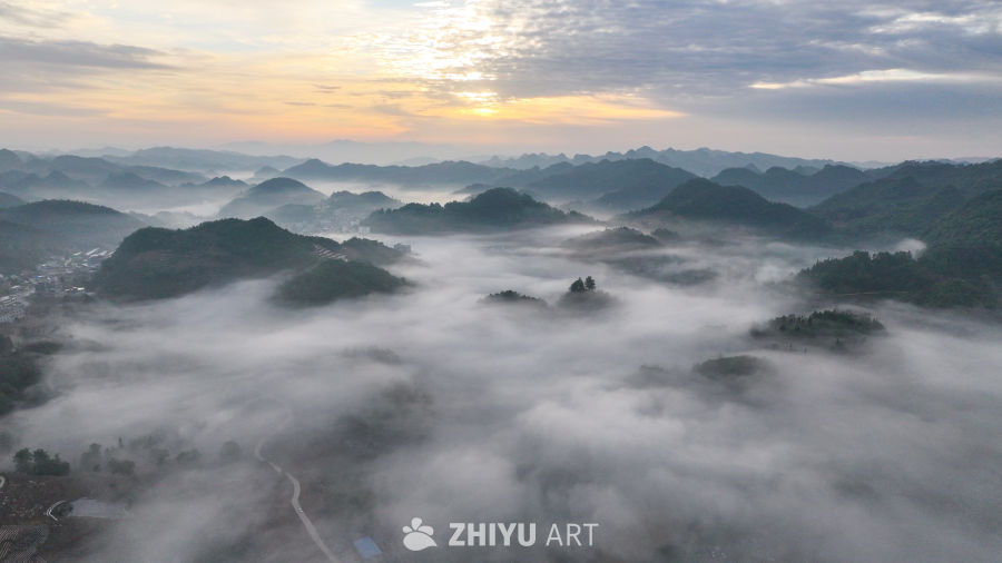 云雾缭绕的山峦美景 2