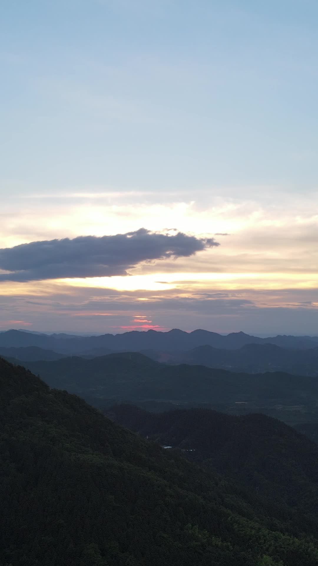 山巅日落与通讯塔