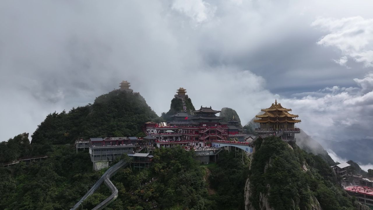 老君山4K航拍云雾山之中 27
