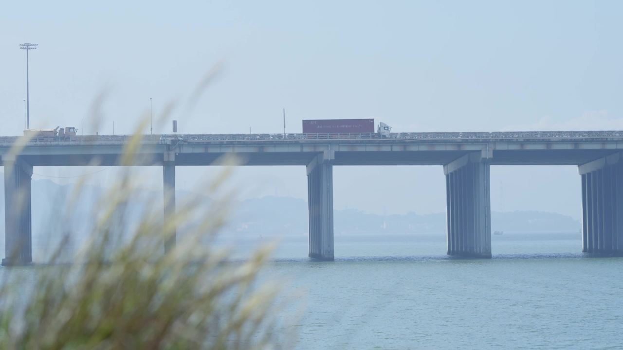 跨海大桥上的车流