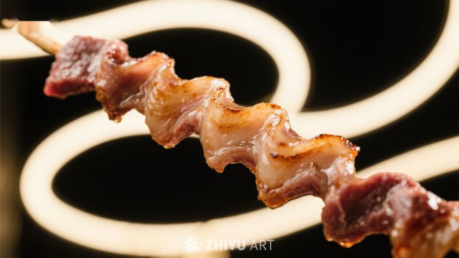 烤肉串在暖光背景下的特写