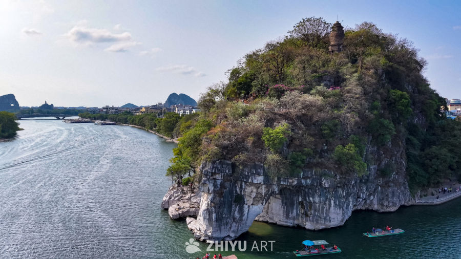 漓江孤岛上的石塔