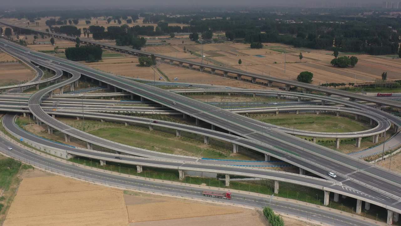 乡村交汇的高速公路