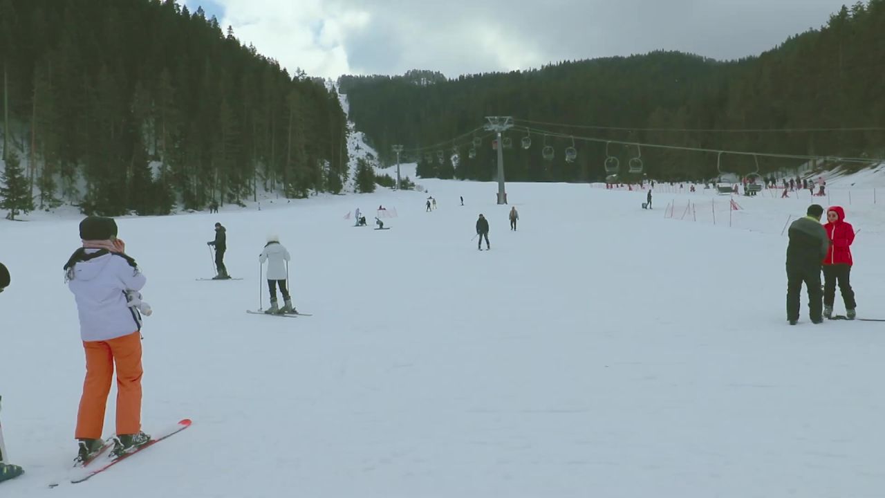 滑雪男子山雪雪