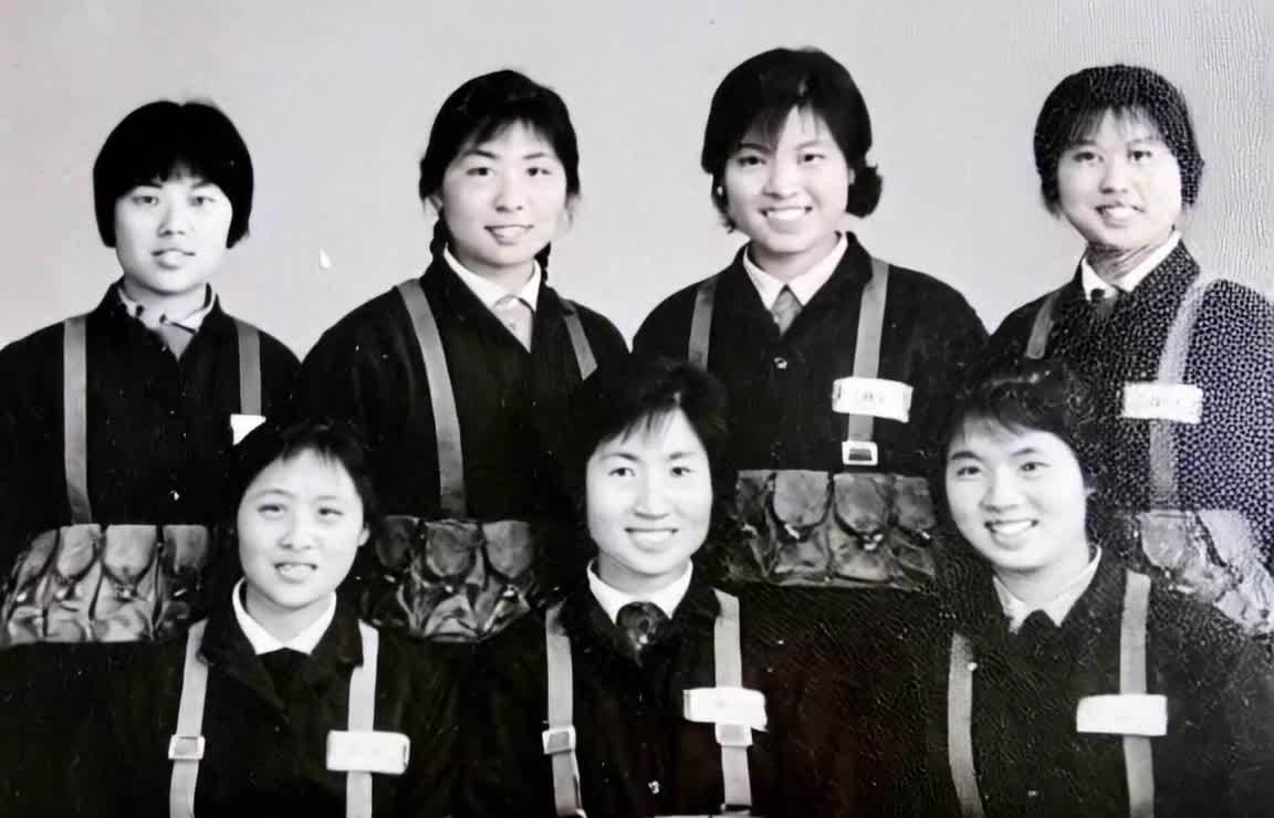 七位着制服的年轻女性黑白合影