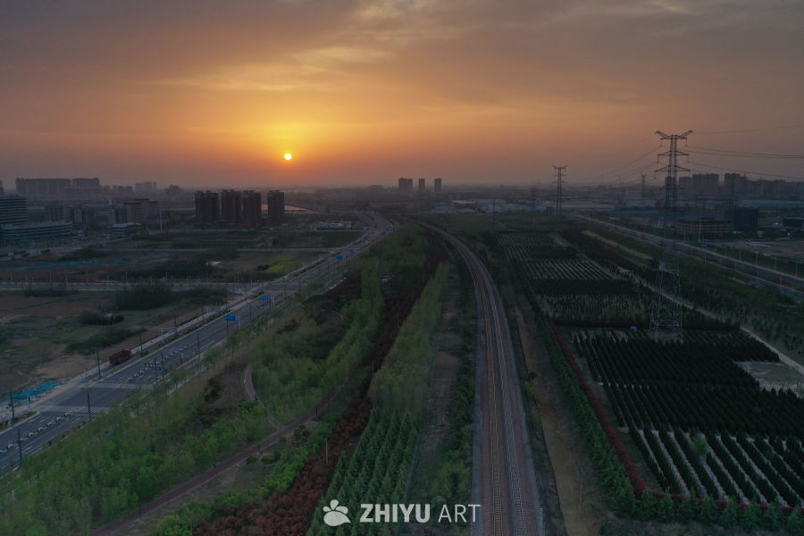 夕阳下的城市与农田