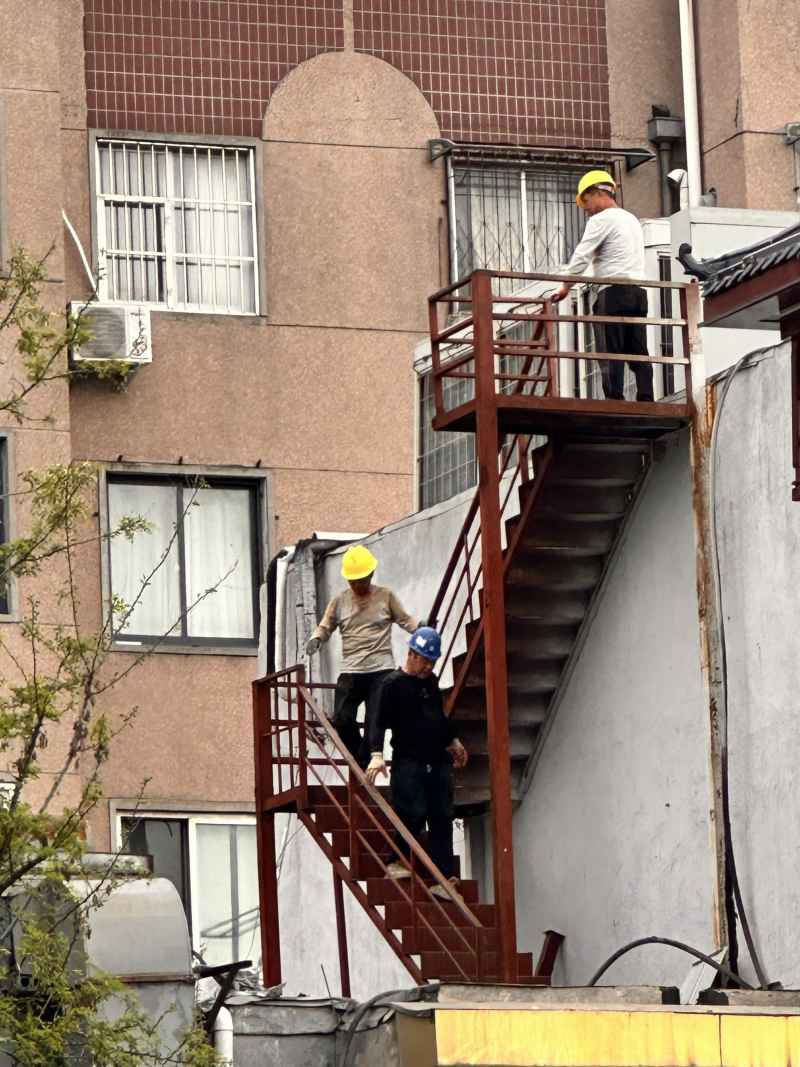 下楼的工人