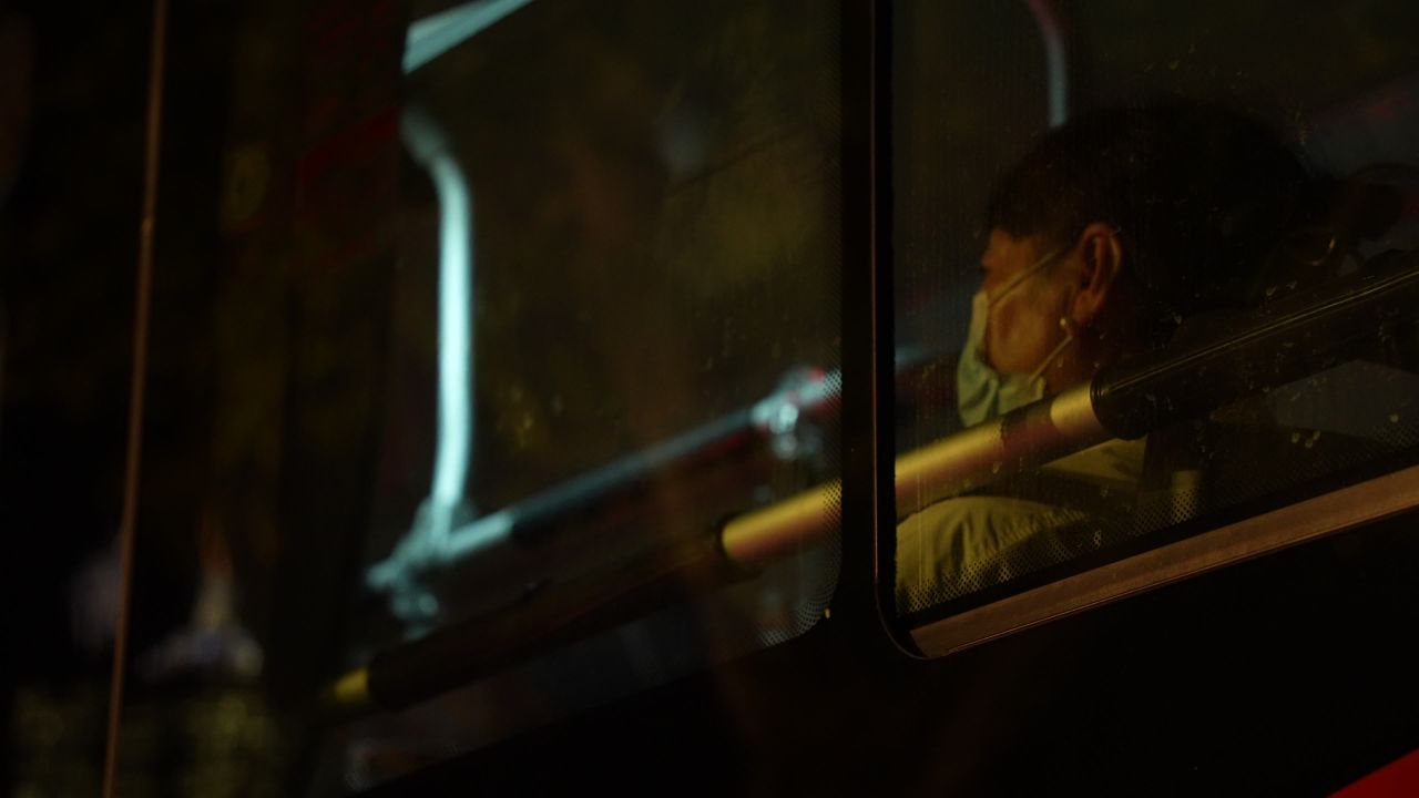 公交车-窗外-人物-人文-街道-夜晚-情绪-氛围感-王家卫