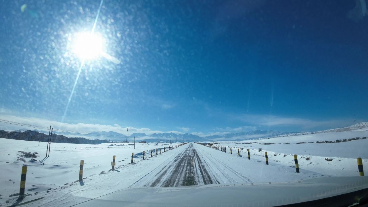 安集海大峡谷县道前行雪天冰雪道路