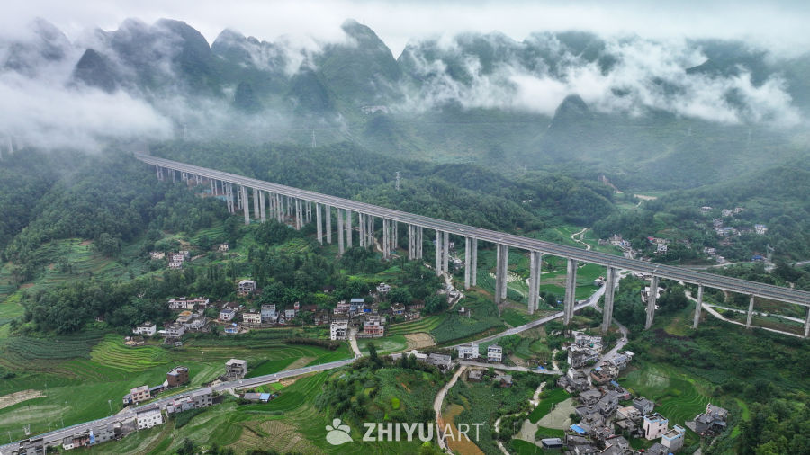 山间高速公路云雾缭绕 2