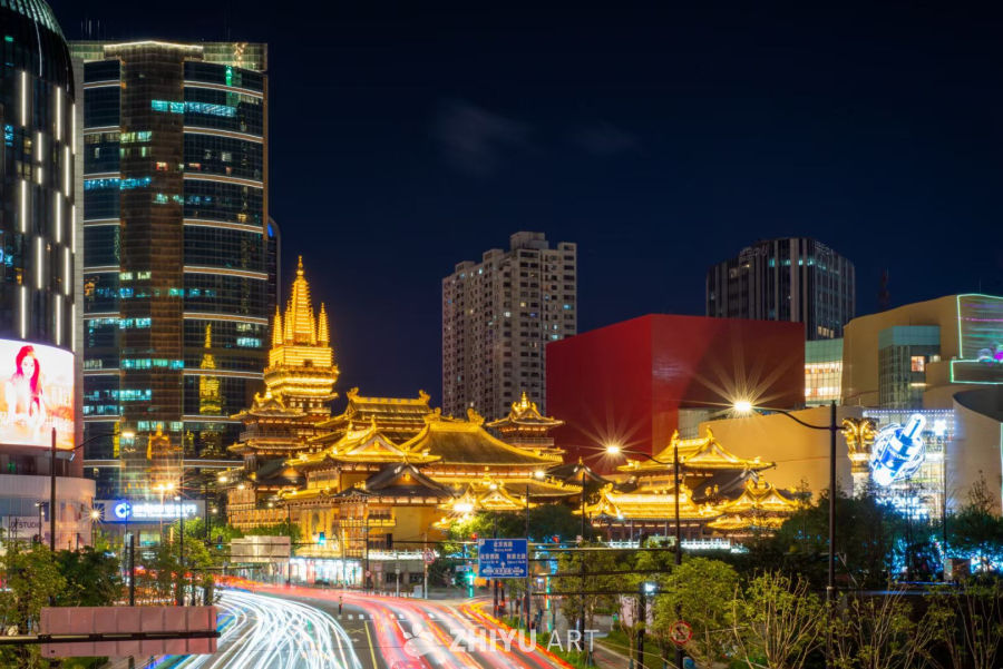 都市夜景：传统与现代的碰撞
