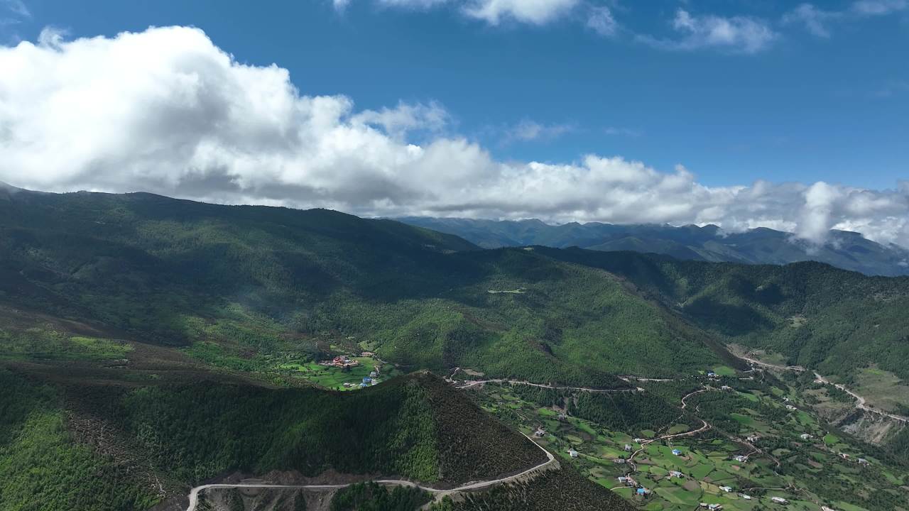 壮丽山脉与蜿蜒道路的自然风光