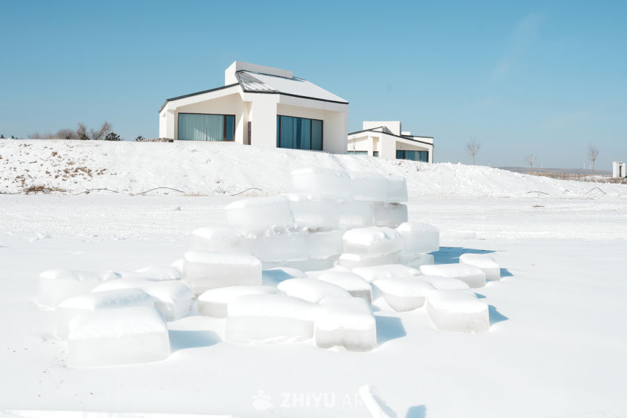 雪中现代建筑与冰块