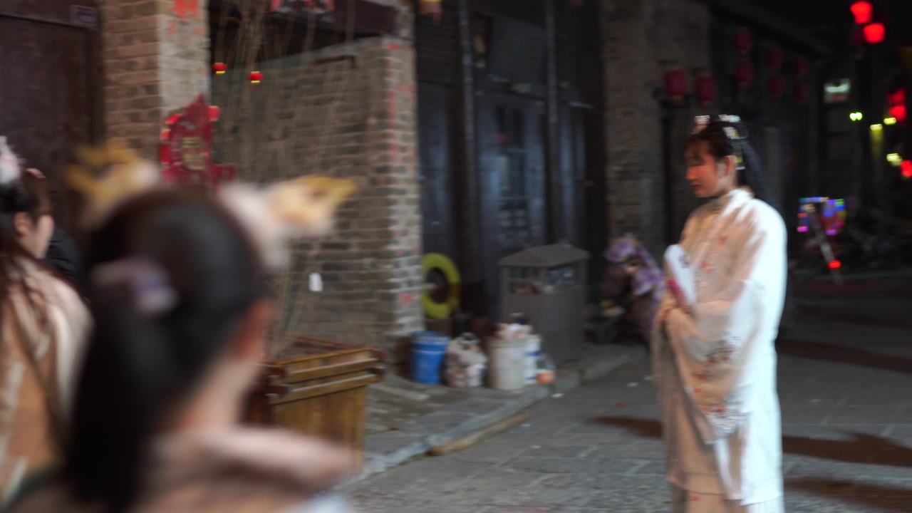 古街夜舞庆佳节