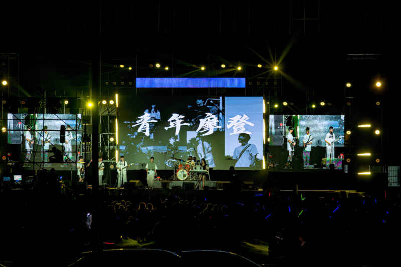 夜晚草坪上的音乐会 7