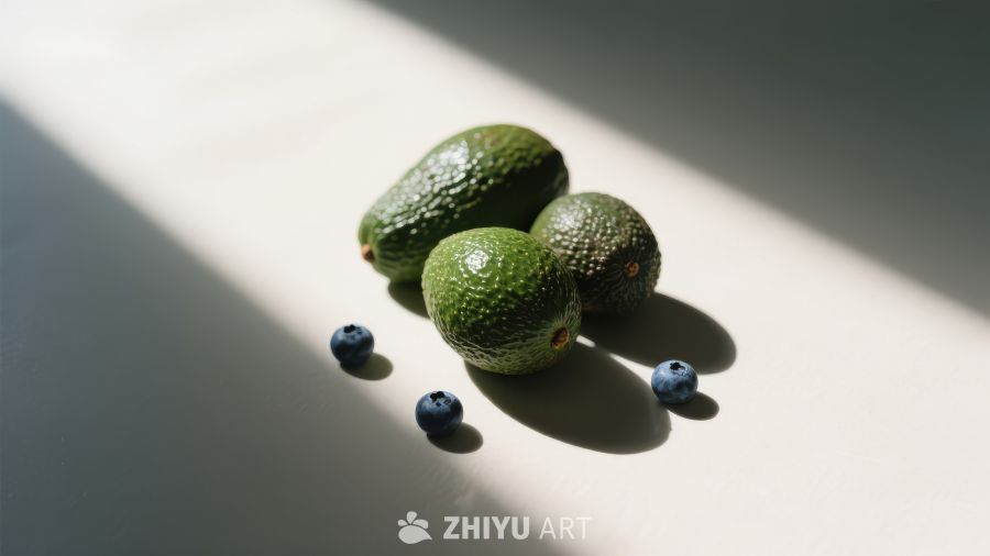 阳光下的鳄梨与蓝莓