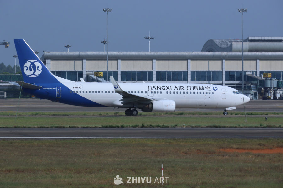 江西航空飞机在机场跑道待命