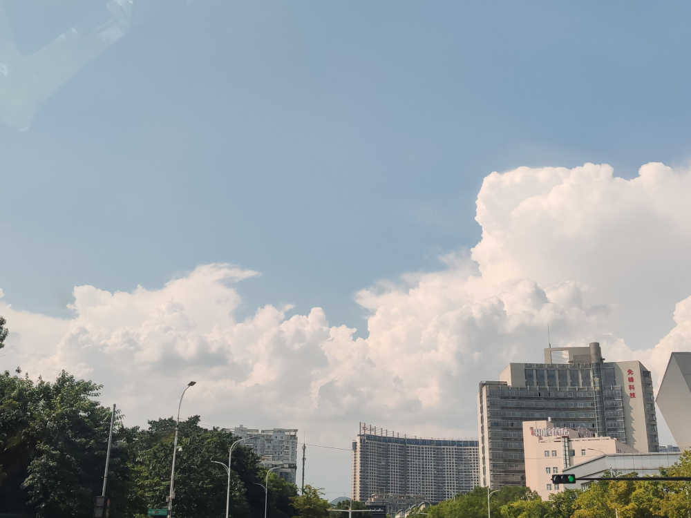 成群结队的白云们
