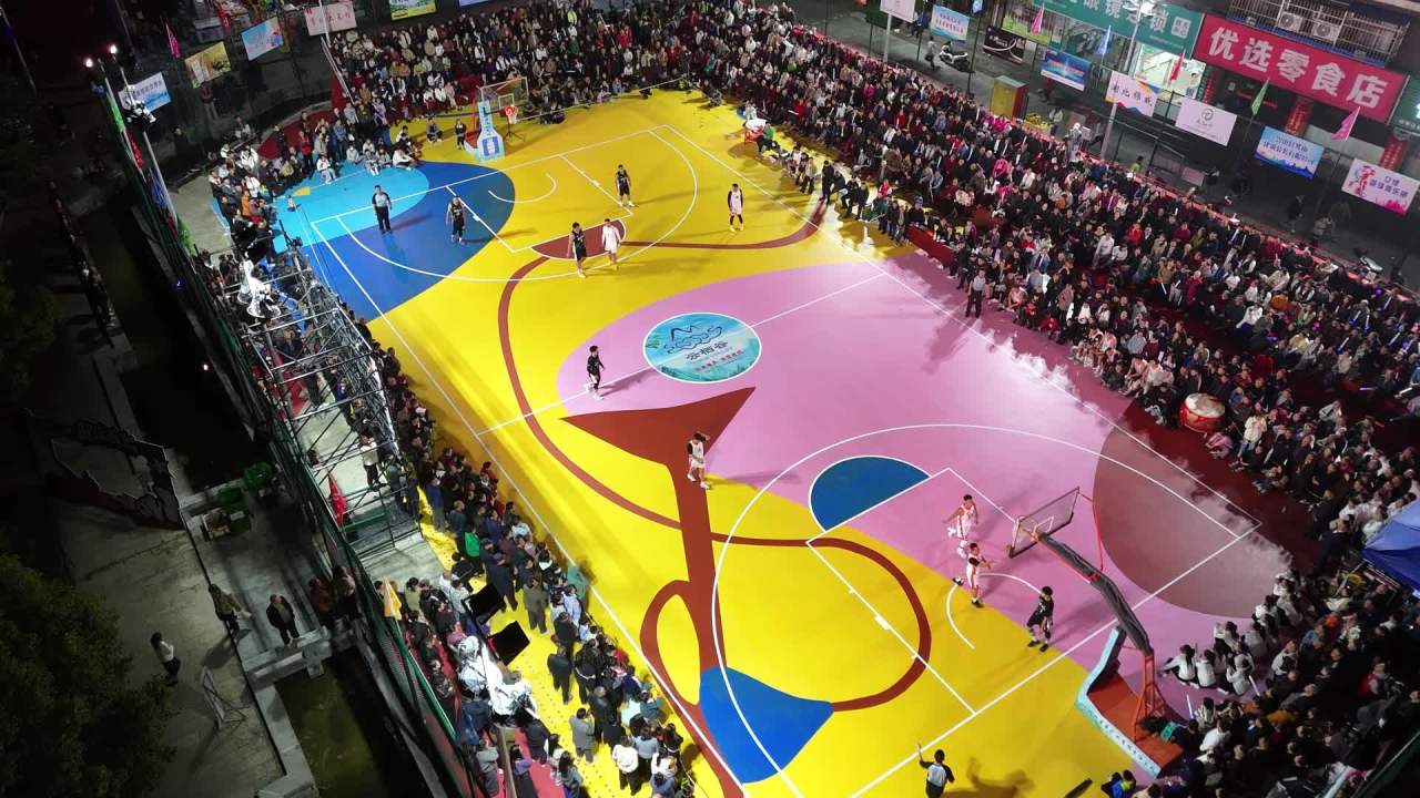 夜间彩色篮球赛盛况