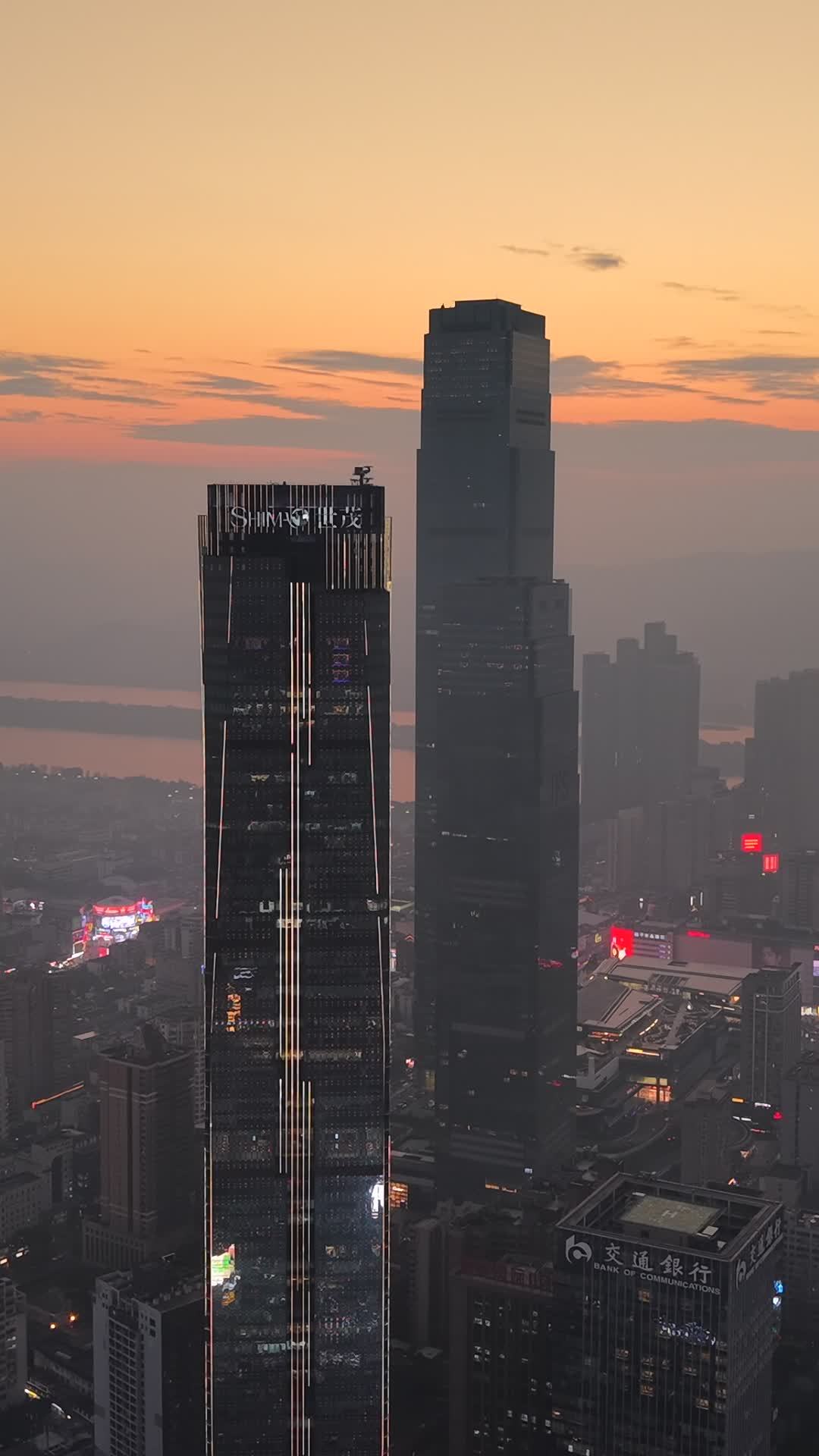 日落下的城市剪影