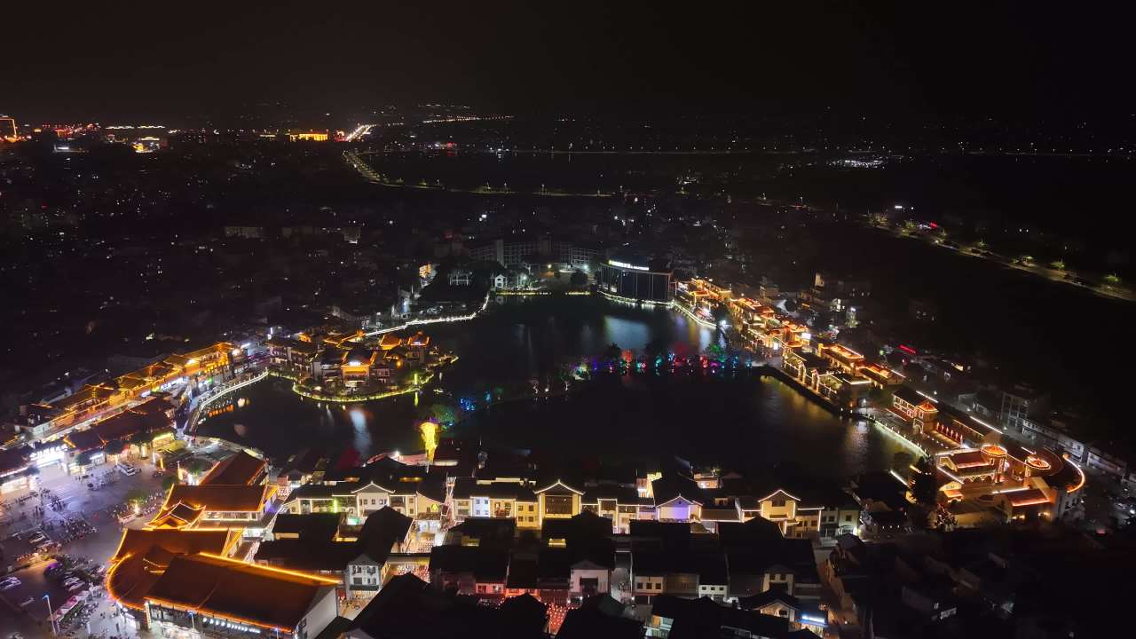 夜晚的城市河畔