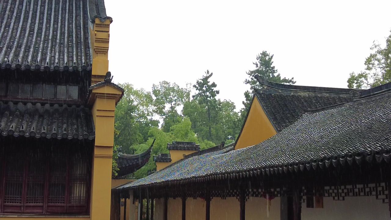  寺庙下雨素材苏州北寺塔实拍